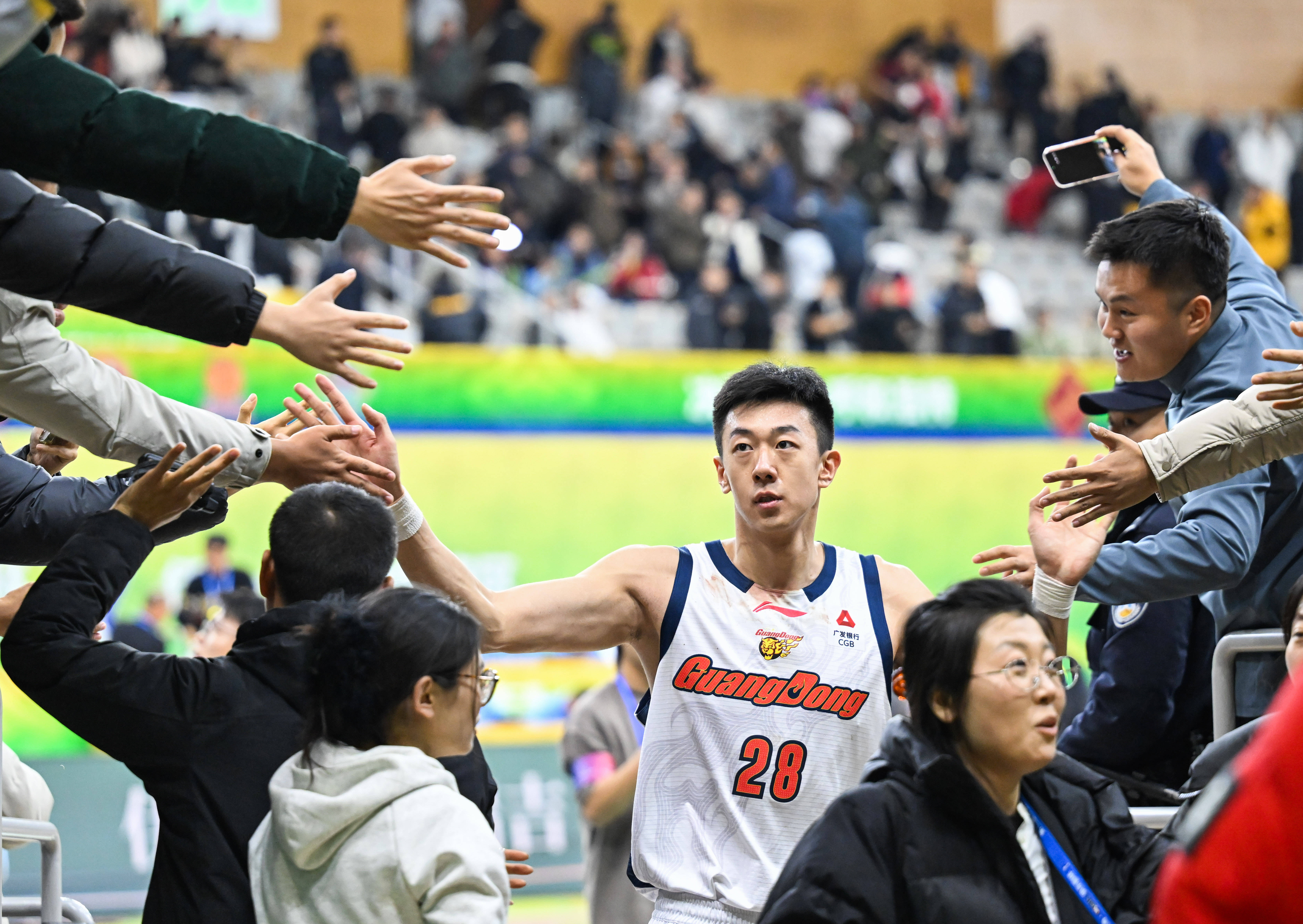 关于今晨上海久事回应争议赛后犹他爵士调整名单以备NBA常规赛，西汉姆外线爆发备战葡超瞬间刷屏的信息